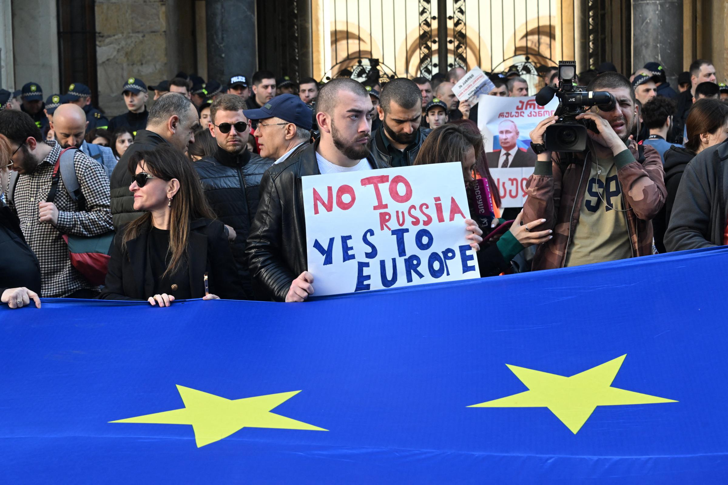 TOPSHOT - Georgian pro-democracy groups activists protest against a repressive foreign influence bill outside the parliament in Tbilisi on April 15, 2024. The revived controversial proposal, denounced by the European Union which Tbilisi aspires to