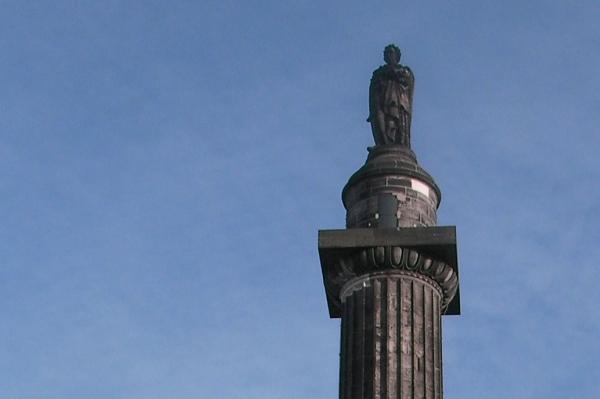 Umstrittene Gedenktafel an der Dundas-Statue in Edinburgh entfernt