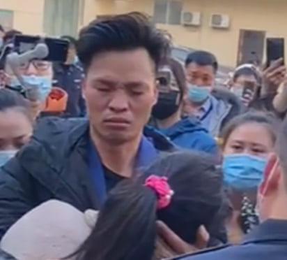 Li Jingwei is reunited with his mother after 33 years. Photograph: Weibo