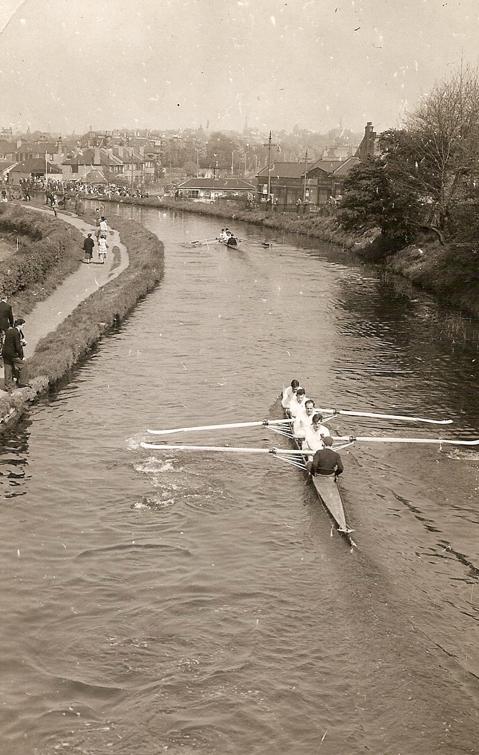 HeraldScotland: An SABC crew on the canal, 1938