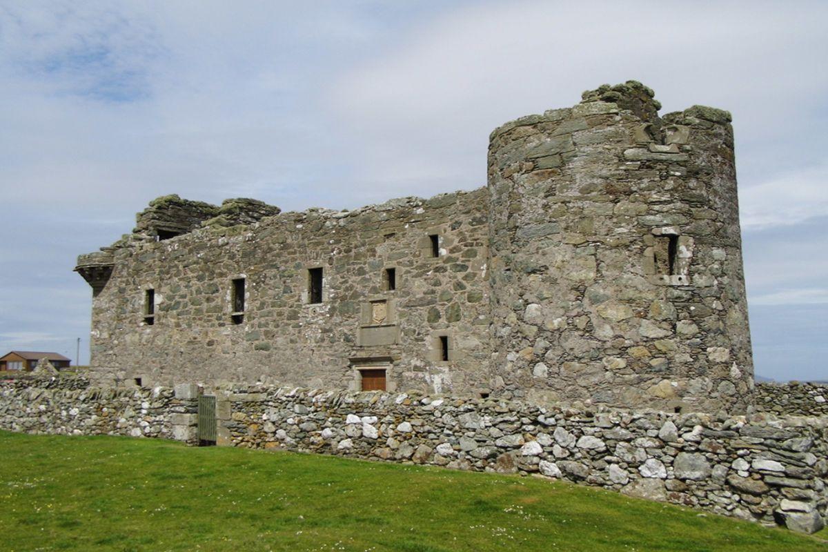 The historic Scots castle for sale at £31,000 less than a typical home - Vimarsana News