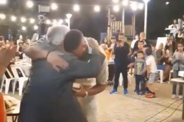 Ο αστέρας της Σέλτικ Γιώργος Γιακομάκης σε μια παθιασμένη αγκαλιά με τον παππού του στην ελληνική πατρίδα