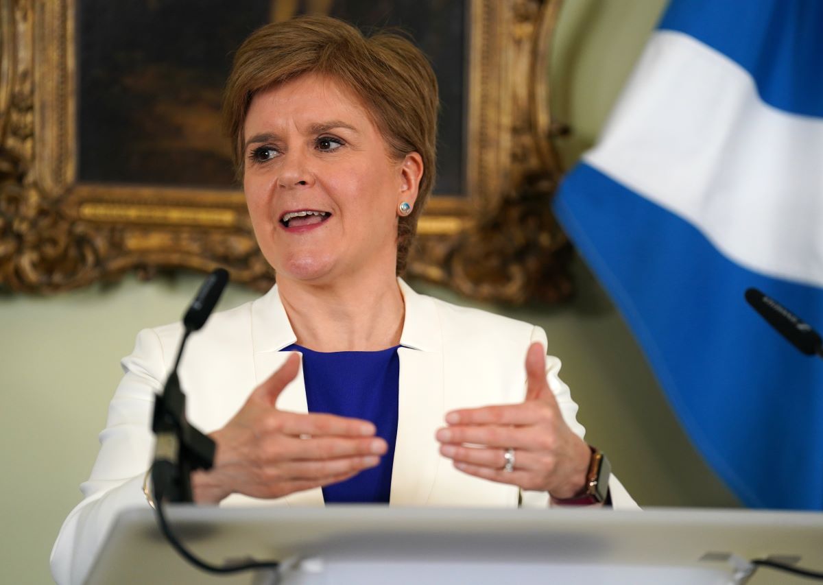 Nicola Sturgeon: Super-rich 'laughing all the way to the bank' after Kwasi Kwarteng's tax cut