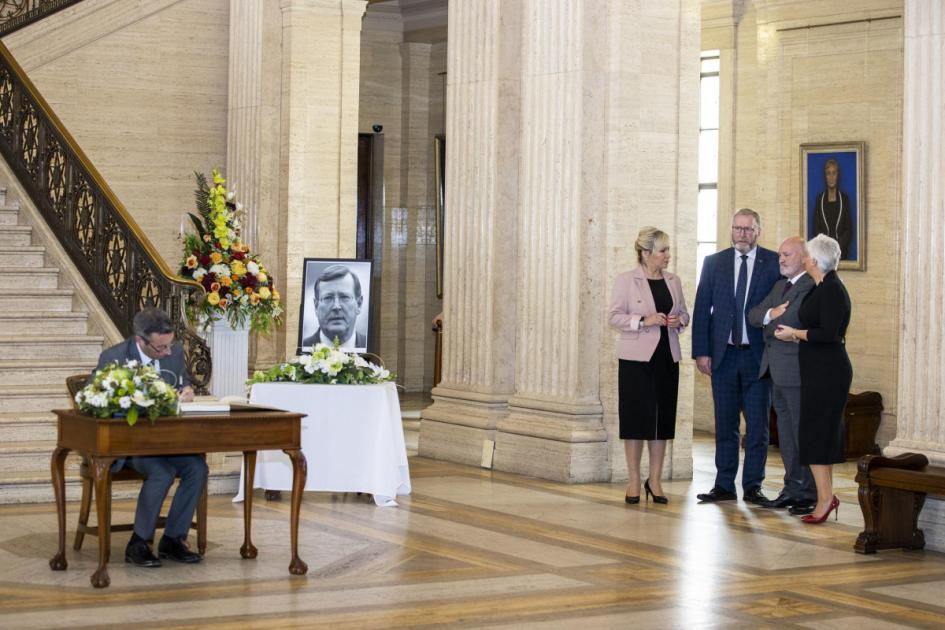 Stormont reconvenes to pay tribute to Lord Trimble