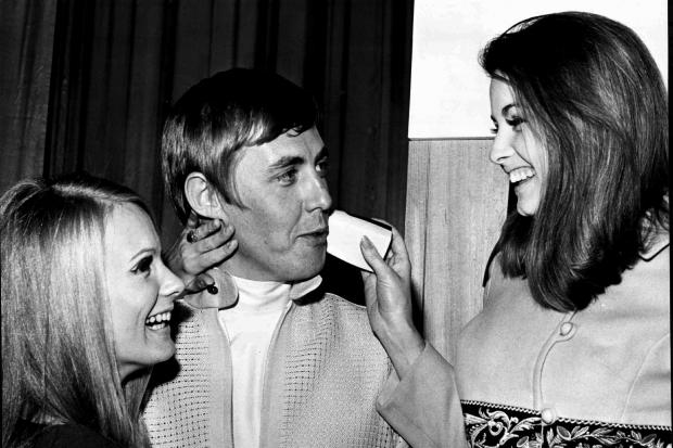 Simon Dee with Miss South Africa Disa Duvestein, and model Tammi Etherington in 1968