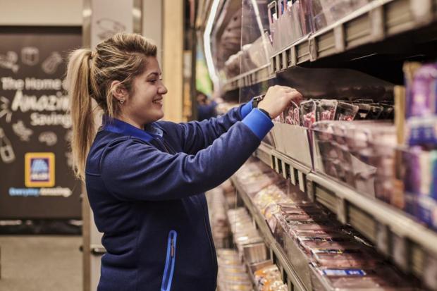 The Herald of Scotland: Długoterminowy uścisk sektora supermarketów został przełamany przez tradycyjnych gigantów przemysłu Tesco, J Sainsbury, Asda i Morrisons, co doprowadziło Kantar do ogłoszenia, że ​​„Wielka Czwórka” już nie istnieje.