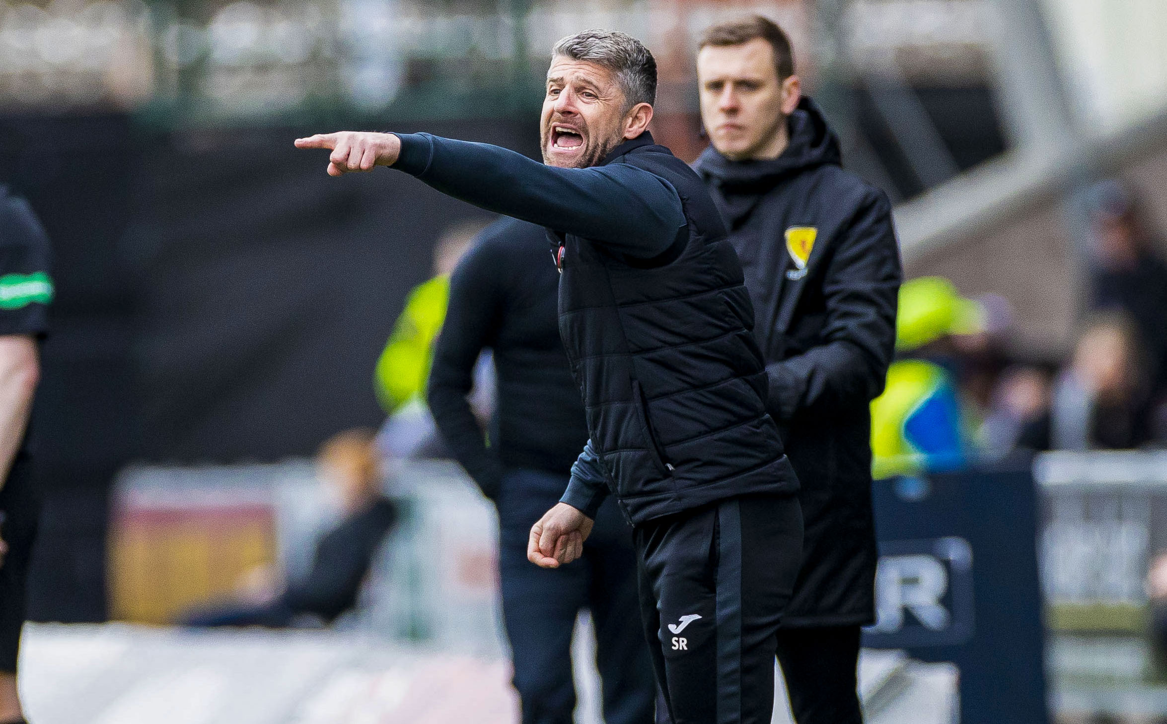 Stephen Robinson urges St Mirren not to relent in race for top six