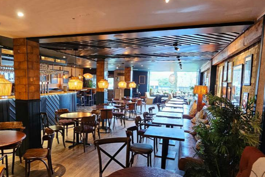 Finsbay Lounge, Milngavie, on West Highland Way, lease sale - Vimarsana News