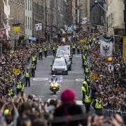 Members of the public gather on the Royal Mile  in Edinburgh to watch the hearse carrying the coffin of Queen Elizabeth as it completes its journey from Balmoral. Photo : Jamie Williamson/Daily Mail/PA