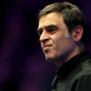 Ronnie O’Sullivan shrugged off issues with his cue to progress to the last 32 in Llandudno