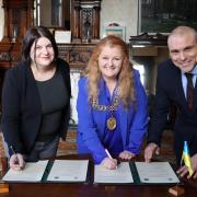 Leader of Glasgow City Council Susan Aitken and Lord Provost Jacqueline McLaren sign the Memorandum of Understanding between Glasgow and Mykolaiv witnessed by Ukrainian Consul General Andrii Kusli.