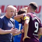 Hearts manager Steven Naismith, left, speaks to striker Lawrence Shankland at Tynecastle yesterday